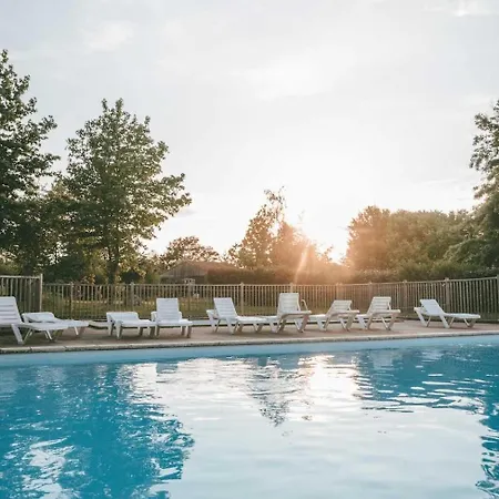 3 Etoiles - Piscine - Eebbii Kemp *