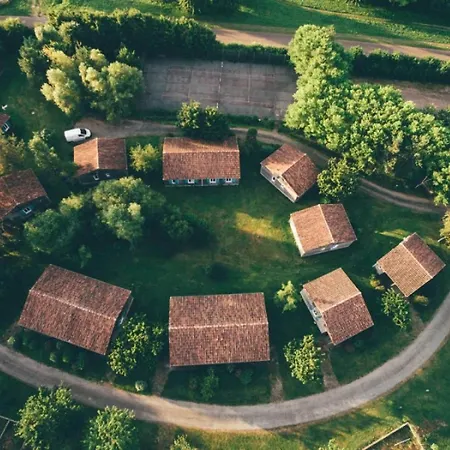 Camping 3 étoiles - Piscine - Eebbii