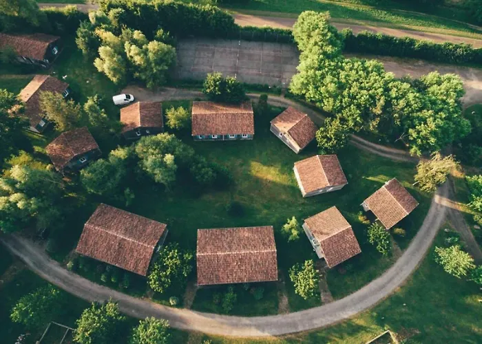 Camping 3 étoiles - Piscine - Eebbii